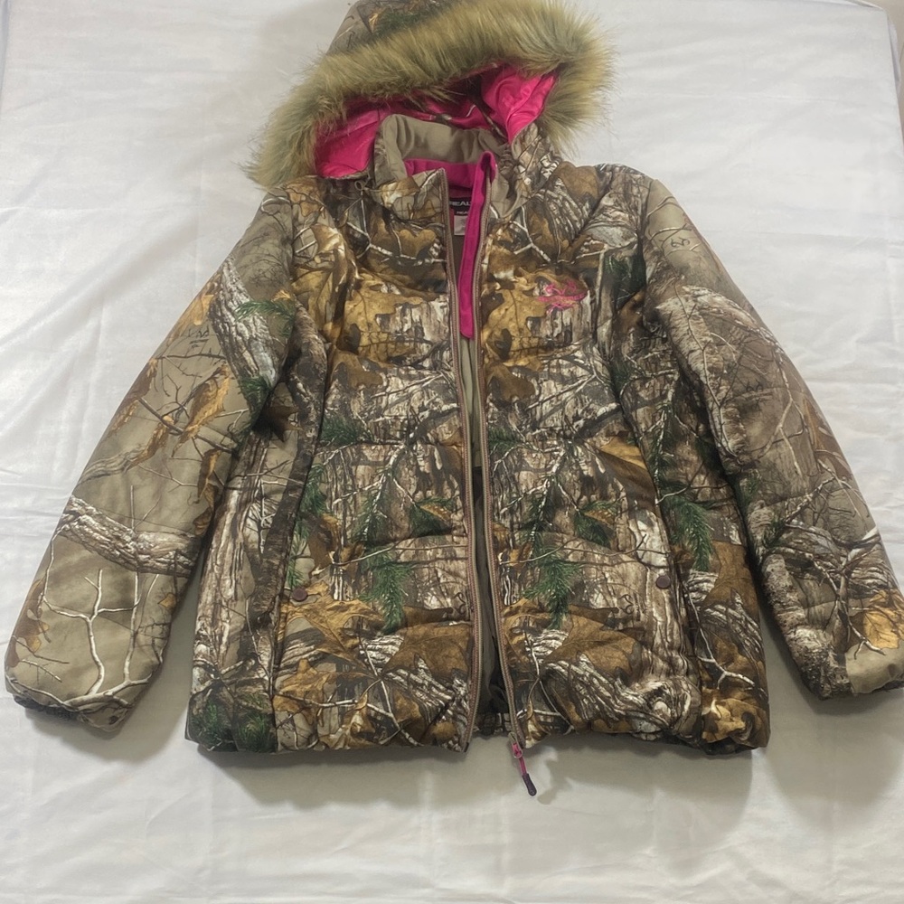 Real tree puff camouflage coat .It fit like a women large. But said it xxl